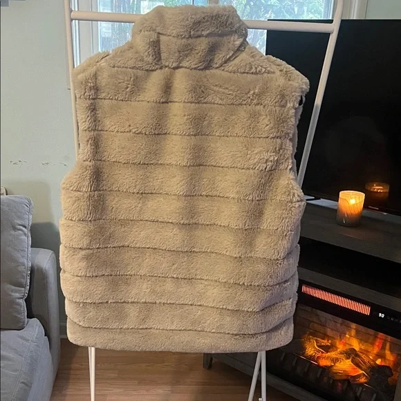 Women's Cream Faux Fur Vest - Picture 4 of 5